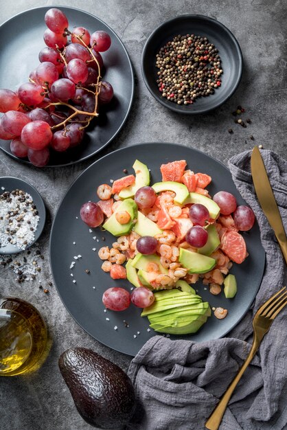 Vue de dessus salade saine prête à être servie