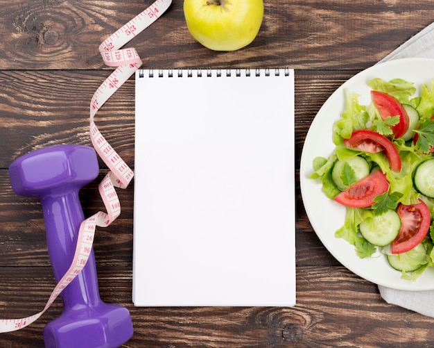 Photo gratuite vue de dessus salade saine