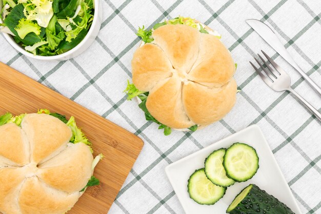 Vue de dessus de salade avec sandwich et tranches de concombre