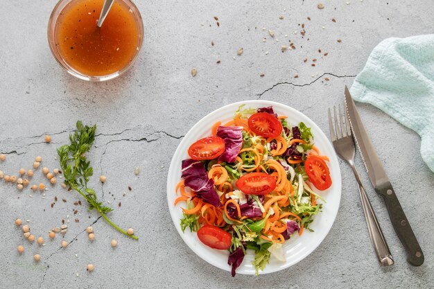 Vue de dessus salade savoureuse avec des couverts