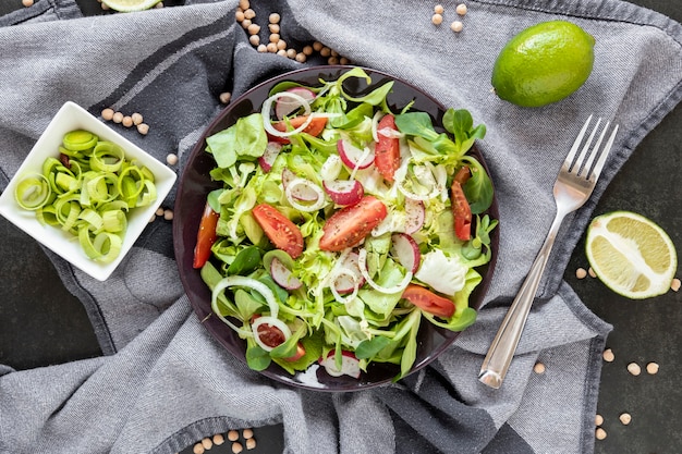 Vue de dessus salade de verdure sur table