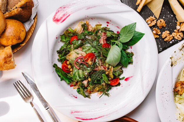 Vue de dessus salade verte aux tomates et au maïs