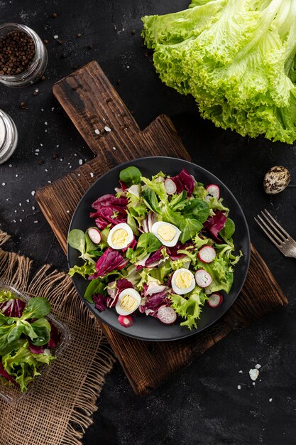 Vue de dessus salade verte fraîche dans un bol sombre