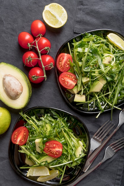 Vue de dessus des salades nutritionnelles sur la table