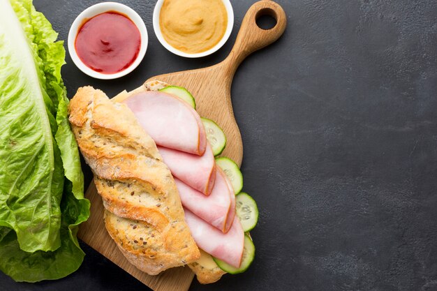 Vue de dessus de sandwich à la dinde savoureuse