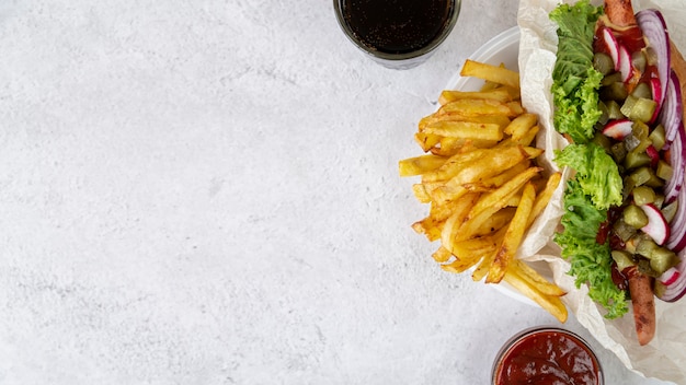 Vue de dessus sandwich avec des frites