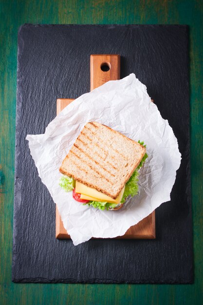 Vue de dessus sandwich grillé au fromage