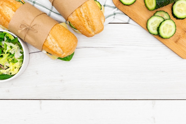 Photo gratuite vue de dessus des sandwichs au concombre et salade