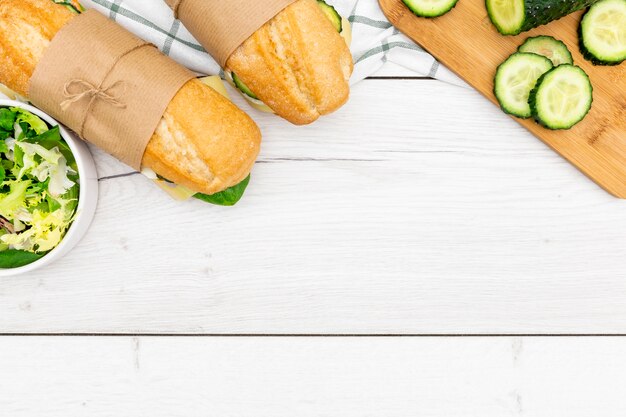 Vue de dessus des sandwichs au concombre et salade