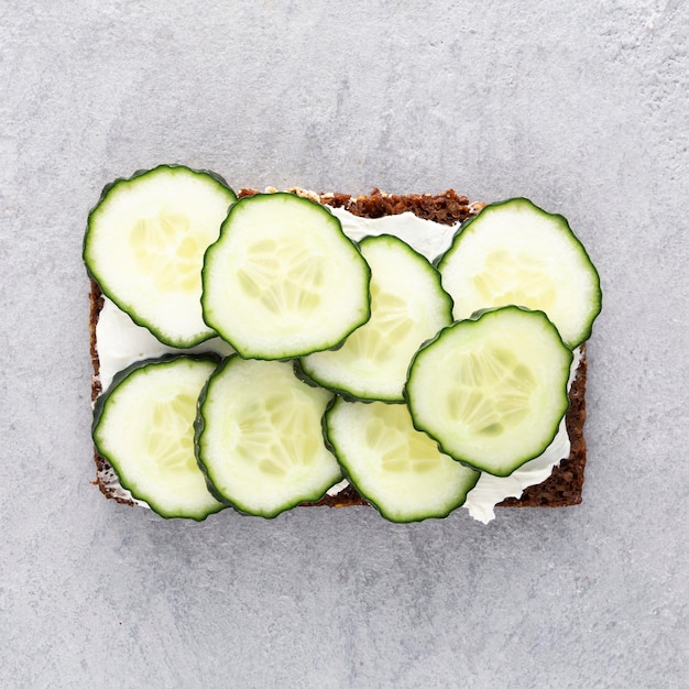 Vue de dessus des sandwichs aux concombres