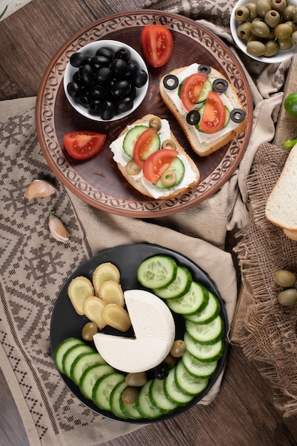 Vue de dessus des sandwichs aux olives avec du pain et des concombres en tranches
