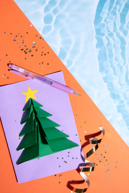 Photo gratuite vue de dessus sapin de noël à la piscine