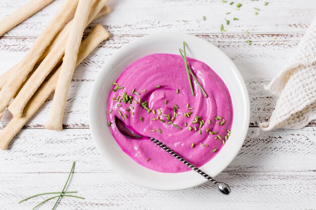 Vue de dessus de la sauce rose sur plaque avec grissini