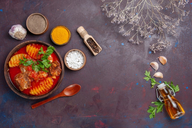 Vue de dessus sauce à la viande savoureuse avec assaisonnements sur fond noir