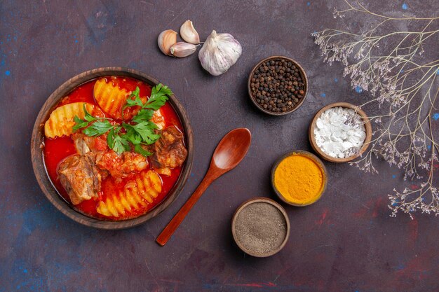 Vue de dessus sauce à la viande savoureuse avec différents assaisonnements sur fond noir