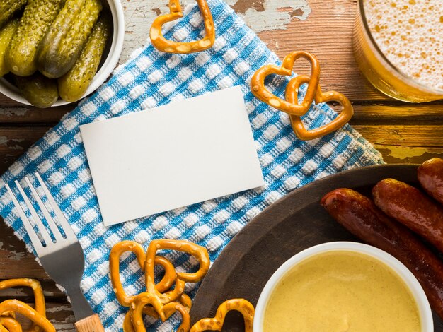 Photo gratuite vue de dessus des saucisses avec bretzels et bière