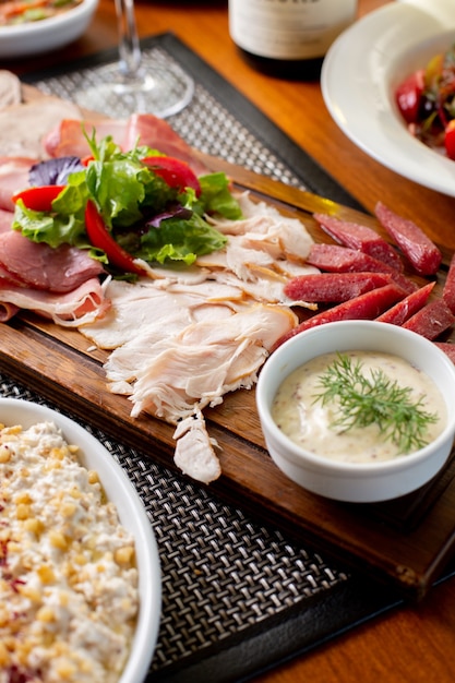 Une vue de dessus des saucisses sur le bureau avec du vin blanc et des légumes sur la table restaurant repas alimentaire