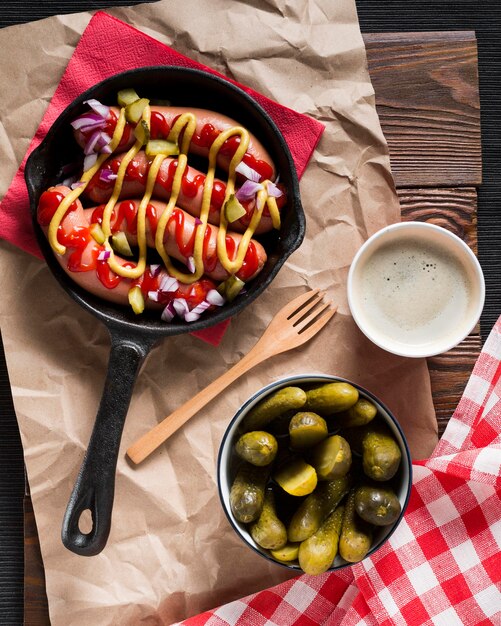 Vue de dessus des saucisses dans une casserole avec des sauces