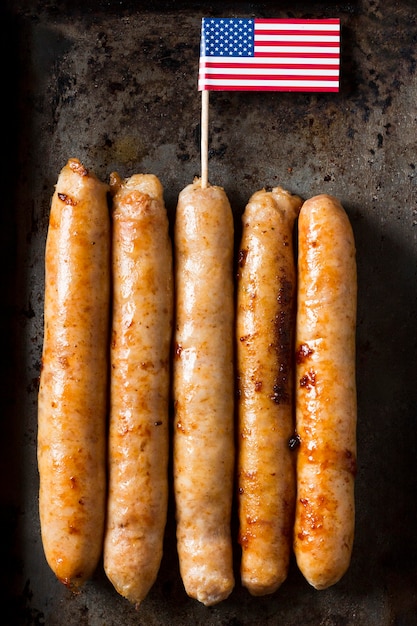 Photo gratuite vue de dessus des saucisses avec drapeau américain