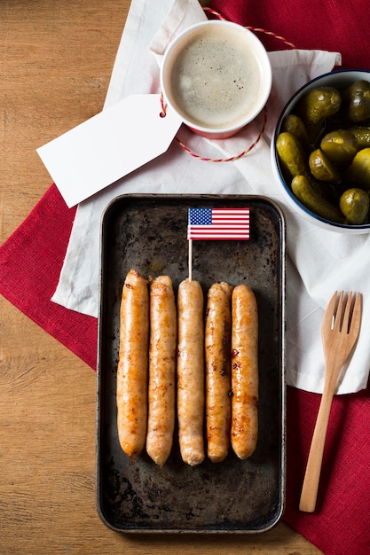 Photo gratuite vue de dessus des saucisses frites sur plateau avec drapeau américain