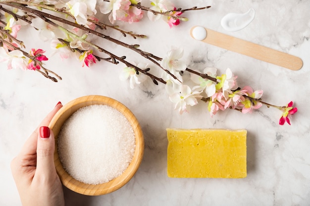 Photo gratuite vue de dessus savon et sel minéral