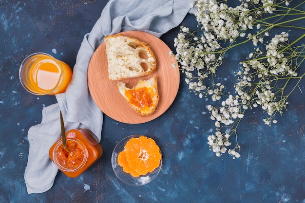 Vue de dessus de savoureuse confiture sur du pain