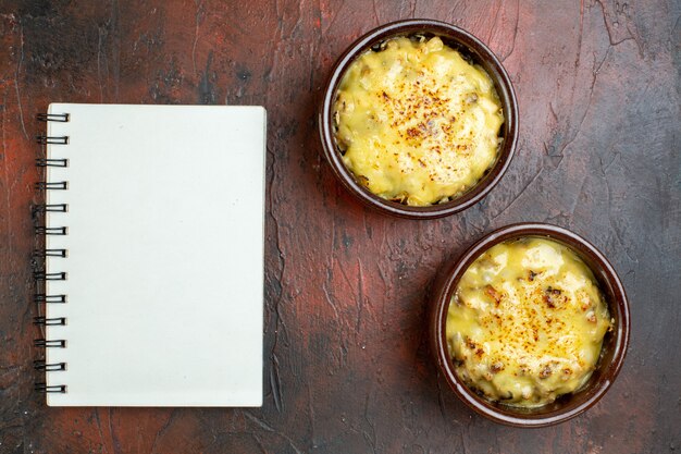 Photo gratuite vue de dessus savoureuse julienne dans un cahier de bols sur marron