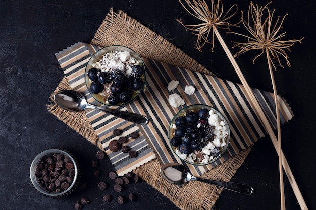 Vue de dessus savoureuse mousse dans des tasses