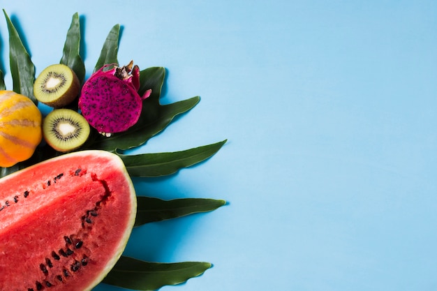 Vue de dessus savoureuse pastèque aux fruits exotiques