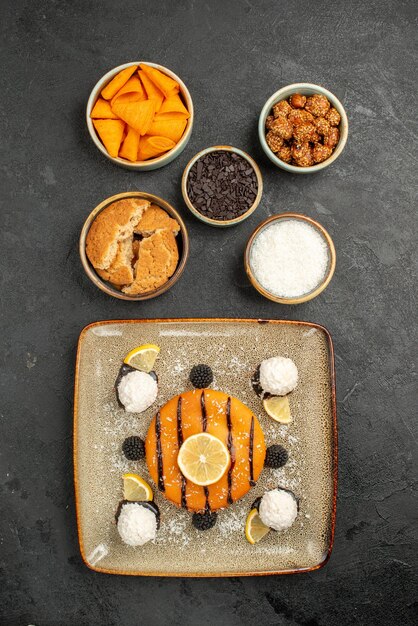 Vue De Dessus Savoureuse Petite Tarte Avec Des Bonbons à La Noix De Coco Sur Une Surface Sombre Tarte Dessert Gâteau Biscuit Thé Bonbons Biscuit