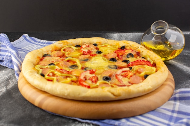 Vue de dessus savoureuse pizza au fromage avec tomates rouges olives noires et saucisses avec de l'huile sur le fond sombre repas de restauration rapide pâte italienne