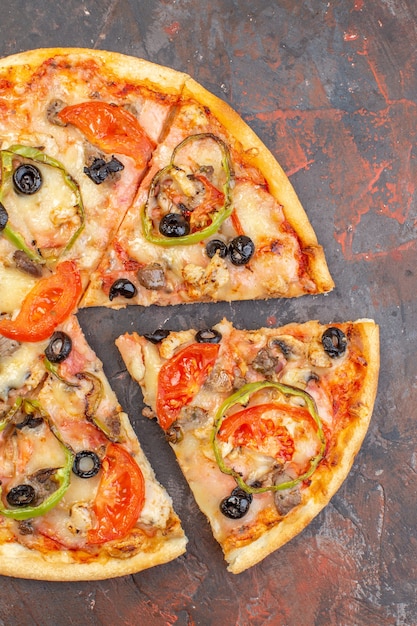 Vue de dessus savoureuse pizza au fromage tranchée et servie sur une surface brun foncé