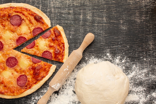 Vue de dessus savoureuse pizza et pâte