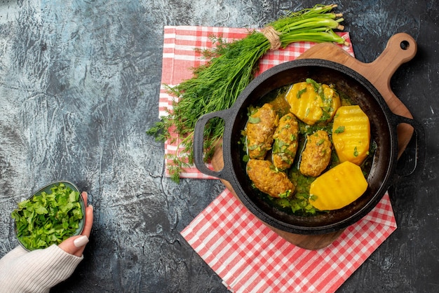 Vue de dessus savoureuse rissole de viande avec pommes de terre bouillies et légumes verts sur fond gris salade de couleur cuisine cuisine repas dîner