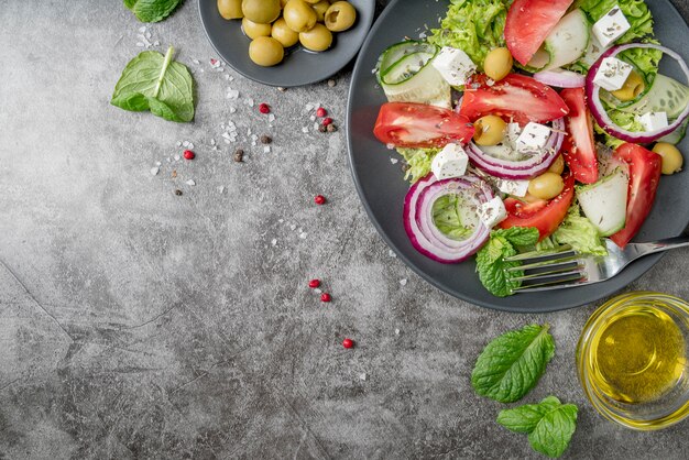 Vue de dessus savoureuse salade aux légumes bio