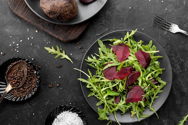 Vue de dessus savoureuse salade fraîche