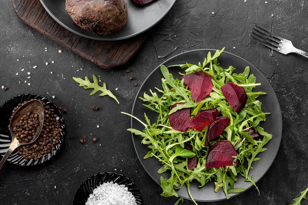 Vue de dessus savoureuse salade fraîche