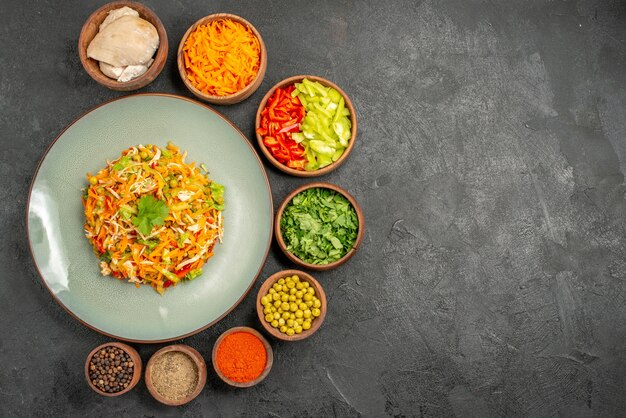 Vue de dessus savoureuse salade avec des ingrédients sur un régime alimentaire sain repas gris