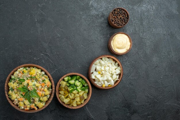 Vue de dessus savoureuse salade avec des légumes tranchés sur fond gris collation salade repas déjeuner