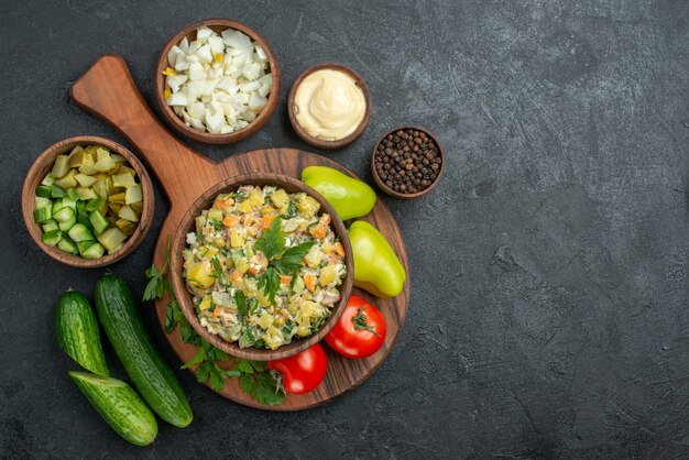 Vue de dessus savoureuse salade mayyonaise avec des légumes frais sur fond gris