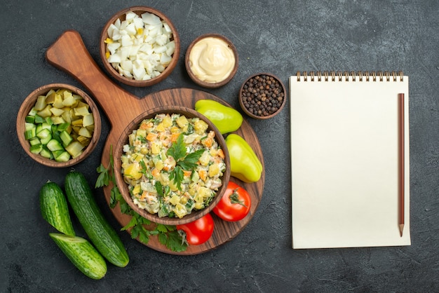 Vue de dessus savoureuse salade mayyonaise avec des légumes frais sur fond gris