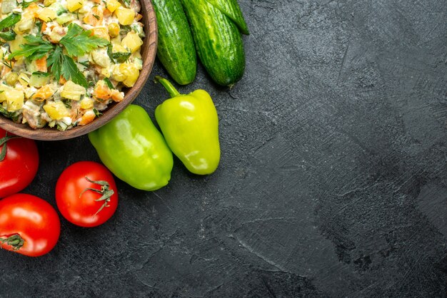 Vue de dessus savoureuse salade mayyonaise avec des légumes frais sur fond noir