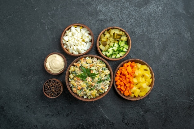 Vue de dessus savoureuse salade mayyonaise avec des légumes frais en tranches sur fond gris