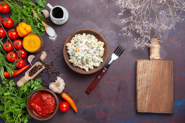 Vue de dessus savoureuse salade mayyonaise avec des légumes verts et des légumes sur le fond sombre repas salade alimentaire collation déjeuner