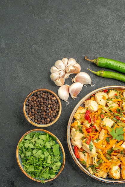 Vue de dessus savoureuse salade de poulet aux légumes