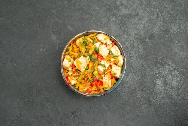 Vue de dessus savoureuse salade de poulet aux légumes