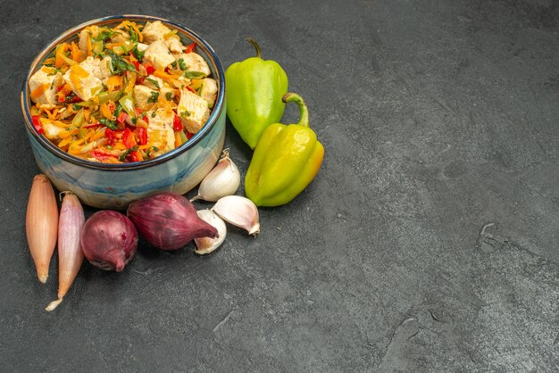 Vue De Dessus Savoureuse Salade De Poulet Aux Légumes