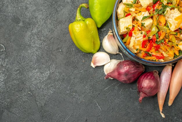 Vue de dessus savoureuse salade de poulet aux légumes