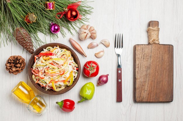 Vue de dessus savoureuse salade de poulet avec mayyonaise sur un bureau blanc salade de collation repas frais de viande