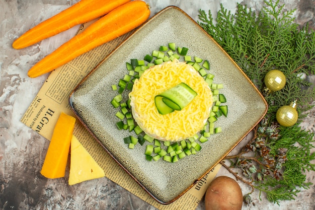 Vue De Dessus D'une Savoureuse Salade Servie Avec Du Concombre Haché Sur Un Vieux Journal